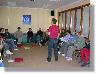 John Curtin guiando una meditación